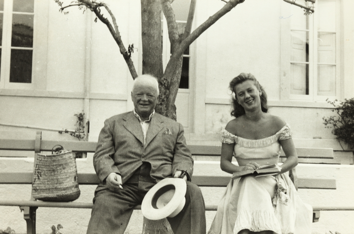 Turistene Trygve Jørgensen fra Trondheim og en finsk kvinne på en benk på Tenerife i 1953.