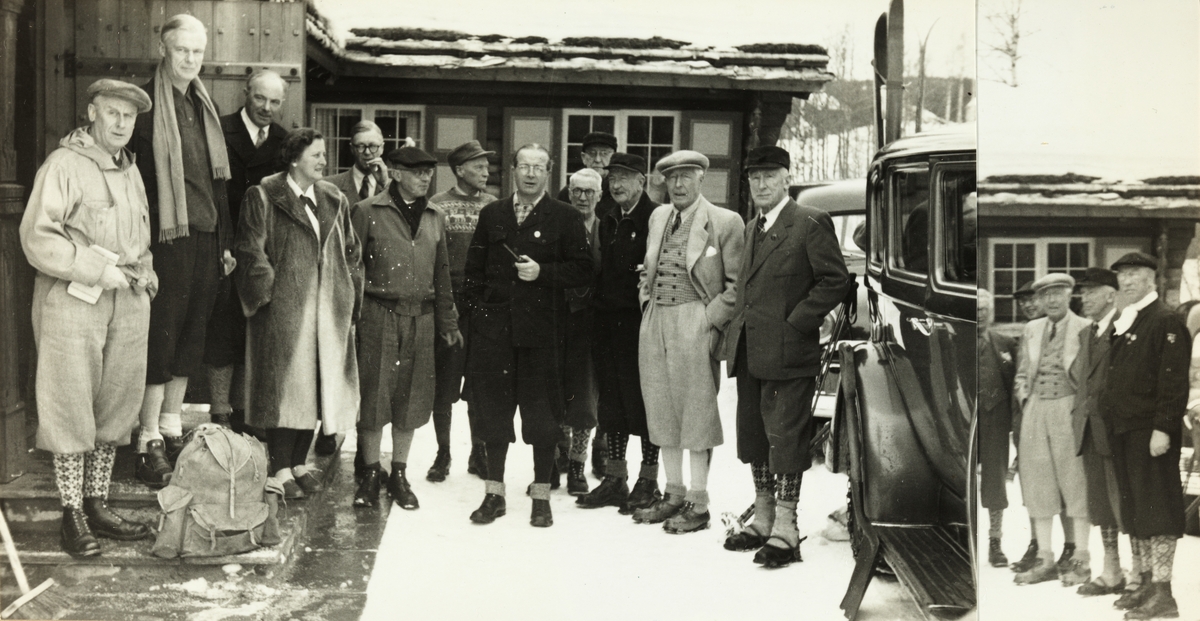 Skiklubben Fram på tur til Carl Otto Løvenskiolds jakthytte ved Sandungen i Nordmarka, Oslo. Blant deltakerne er Carl Otto Løvenskiold og hans kone Henny, Nils Astrup, Jacob Hoel, Thomas Fearnley og Westye Egeberg helt til høyre. Fotografert i februar 1953.
