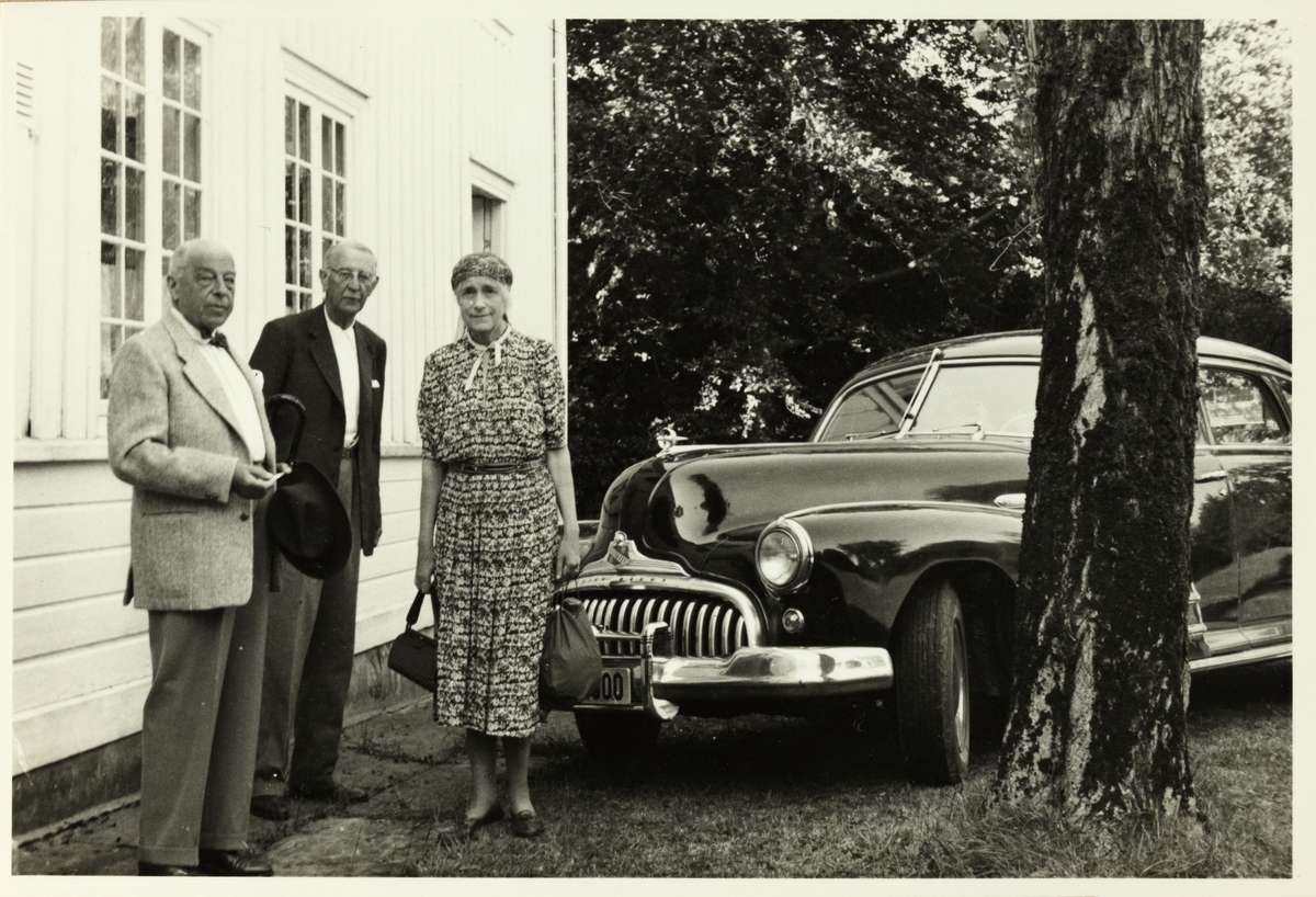 Christian Blom samt Aksel og Olivia Hansen ved bil på eiendommen Dannevigen i Homborsund. Fotografert 1953.