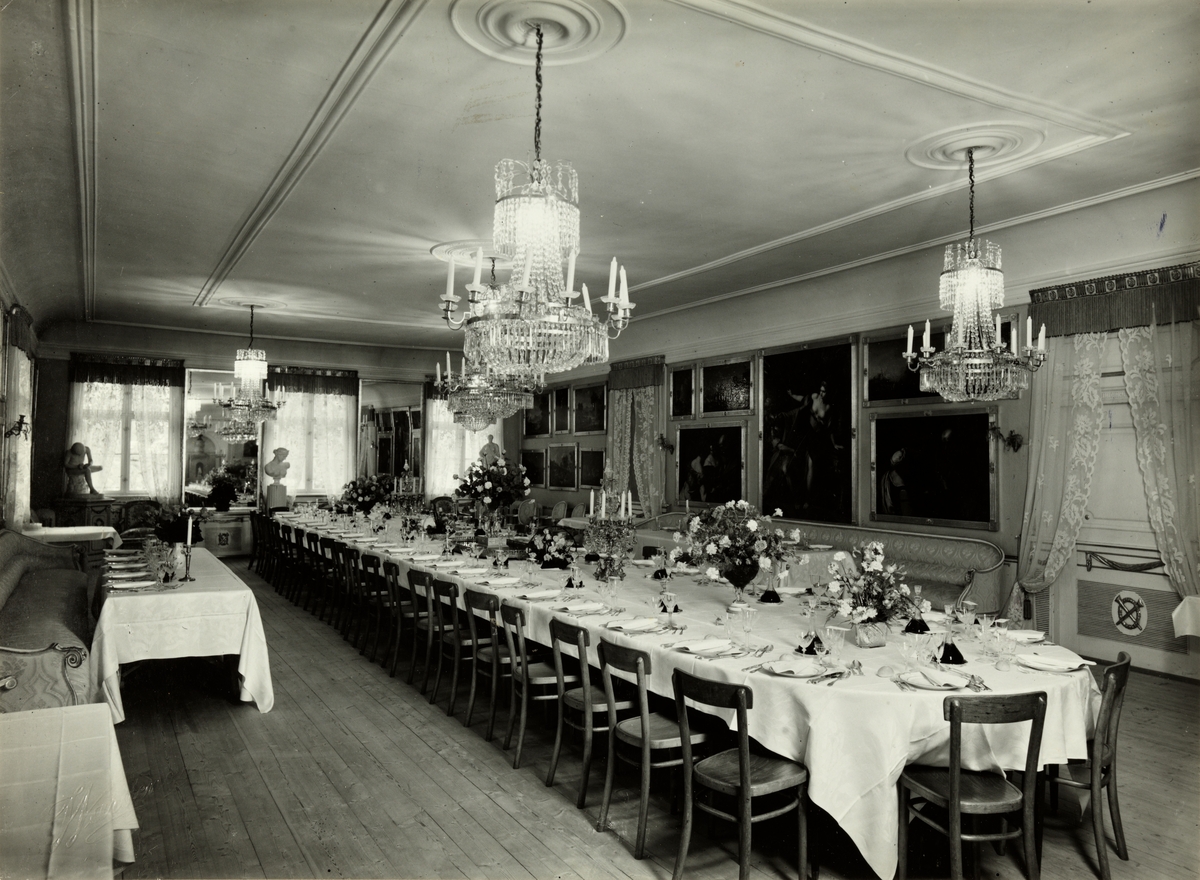 Bordet er dekket til fest i salen på Bogstad gård, i anledning Westye Parr Egebergs 70-års dag 21. april 1947.
