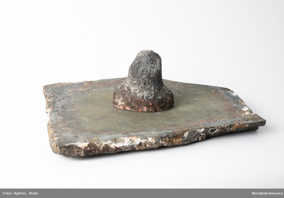 Stor steinhelle med 3 steinstøtere som er brukt til fargeframstilling (knuse/rive pigment), til bruk for skip hos skipstømrer Heggem i Vågen for over 100 år siden.