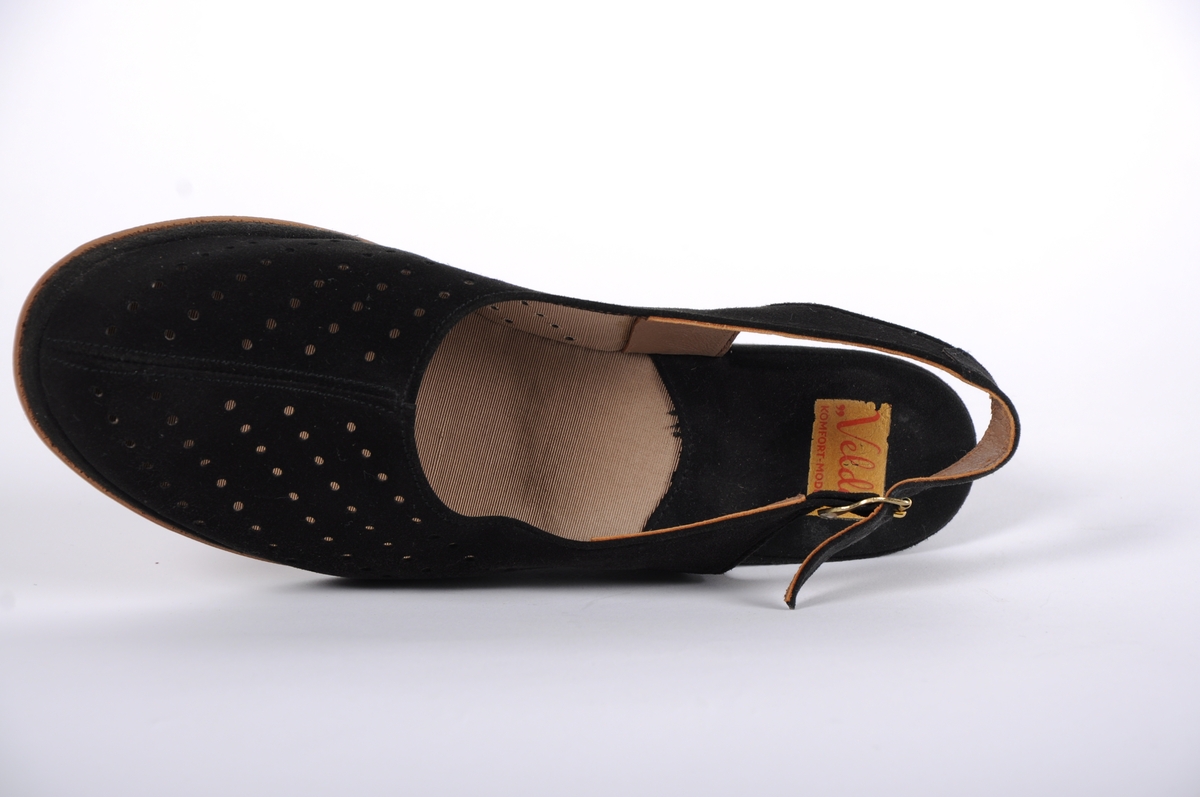 Sort slingback sko m/kilehel, semsket skinn, perforert dekor i tåkappe. Kun èn sko, ingen motpart.