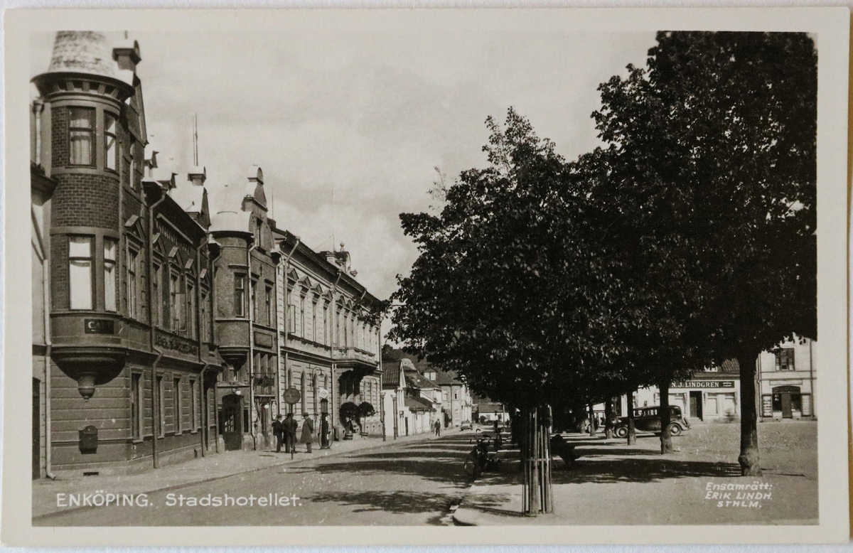 Källgatan/Stora torget, Enköping, ca 1930-tal.

Närmast i bild det s.k. tornhuset där bl.a. Hanssons Café låg under många år. Bortom det Stadshotellet.