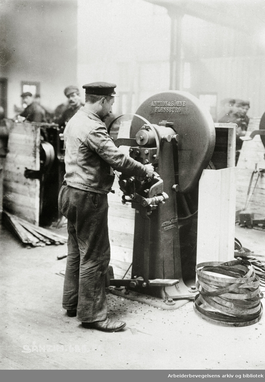 Sveising av tømmebånd i emballasjefabrikken på Norsk Hydros fabrikker på Rjukan, 1912.