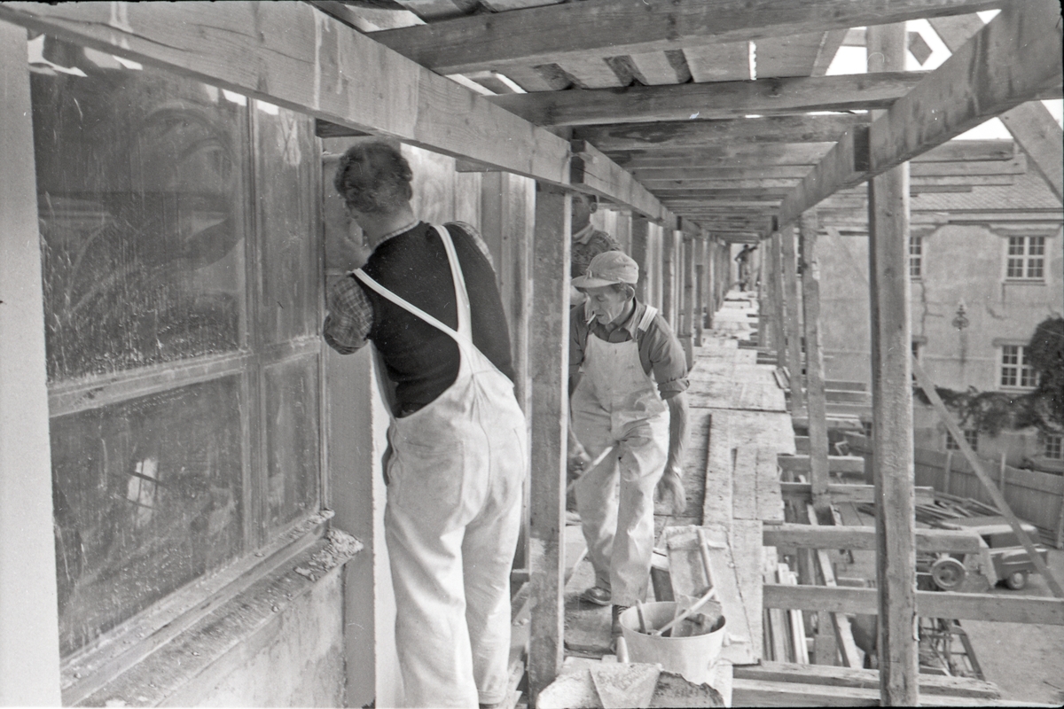 Fasadearbeid under renoveringen av Hauge skole. Sett mot nordøst, ca. 1955.