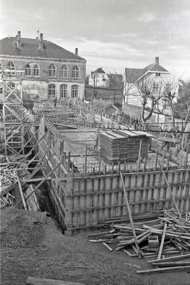 Bygging av Midtbygget på Hauge skole. Sett mot vest, ca. 1954.