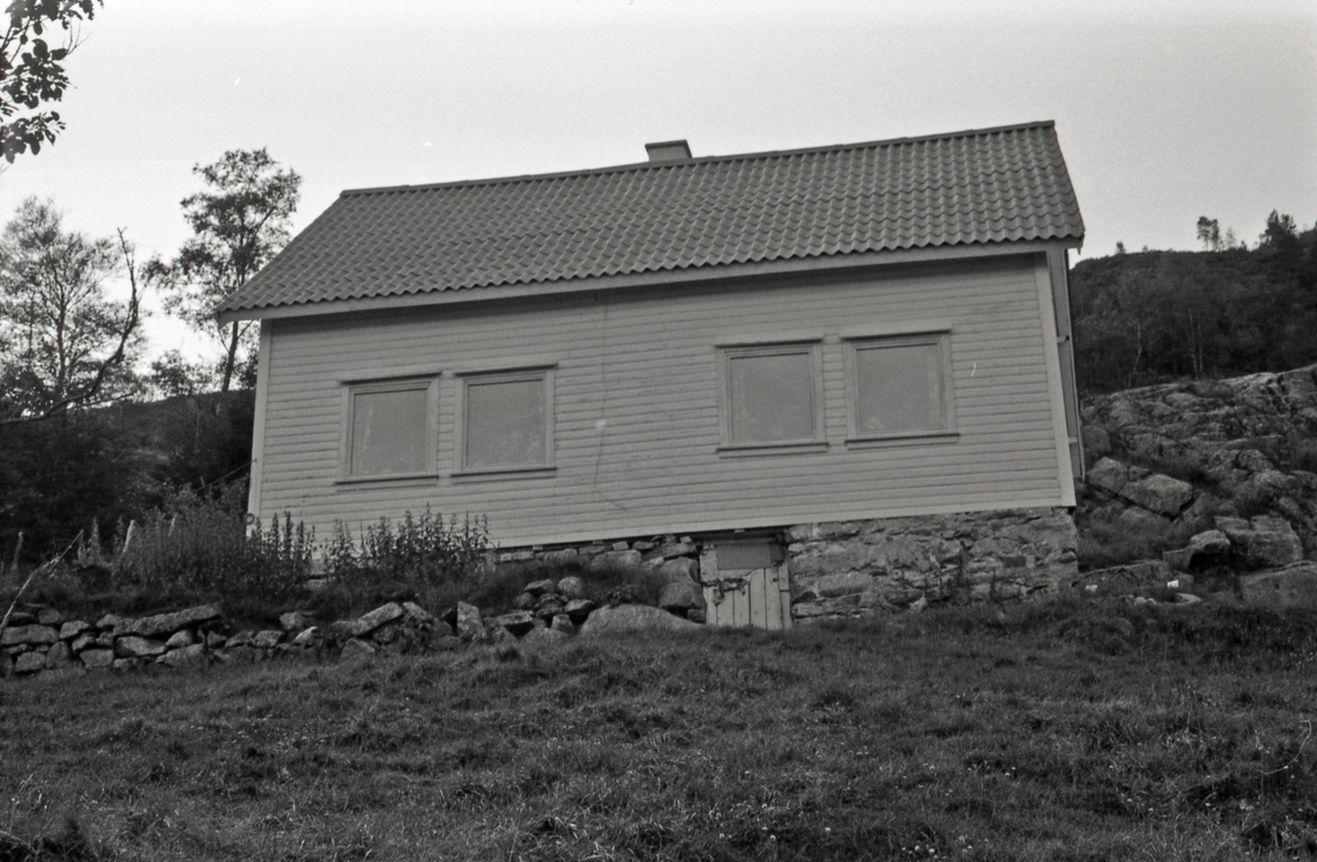 Martens Ottøy, Seldal: Våningshus. driftsbygning, eldhus.