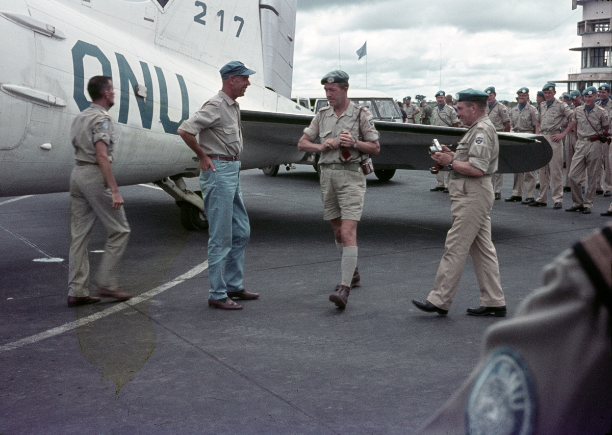 Svensk FN-personal samlade vid FN-märkt flygplan under under FN-tjänst, 1962-1963. I mitten syns Staffan Broms från underhållningsdetaljen.