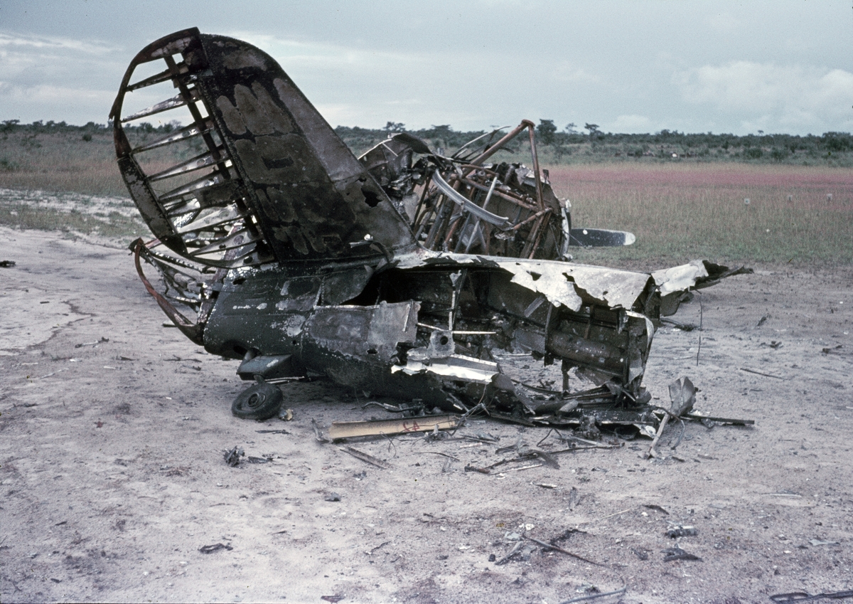 Närbild av stjärtpartiet av ett sönderskjutet katangesiskt flygplan Harvard T-6 på flygstationen Kolwezi efter attack under Kongokrisen 1962.
