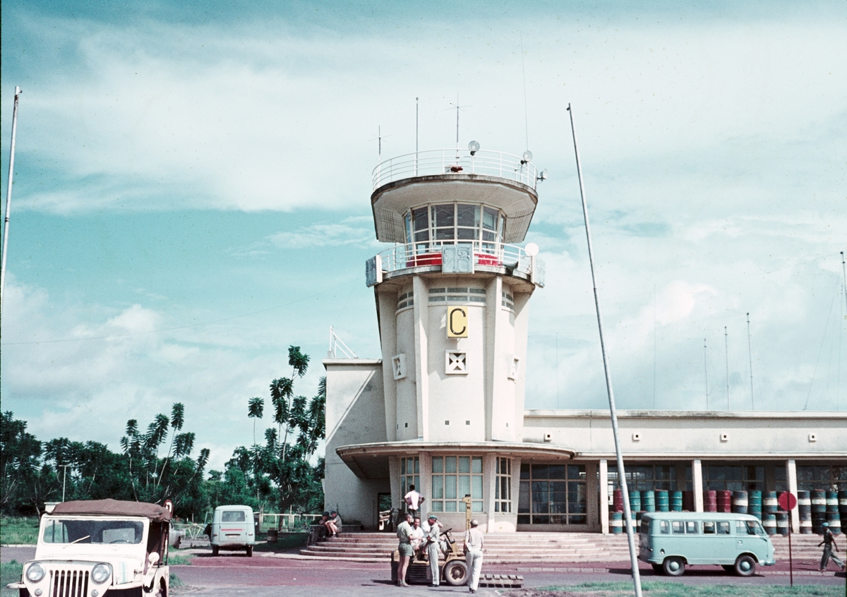 Kontrolltornet vid flygstationen i Elisabetville (nuv. Lubumbashi) med FN-personal ståendes utanför under Kongokrisen, 1962.