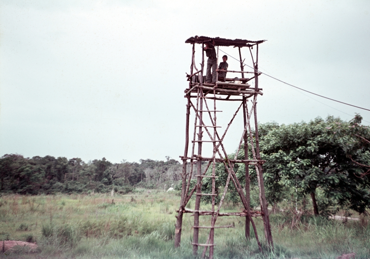 Vaktttorn på övergiven katangesisk armébas under Kongokrisen, 1963.