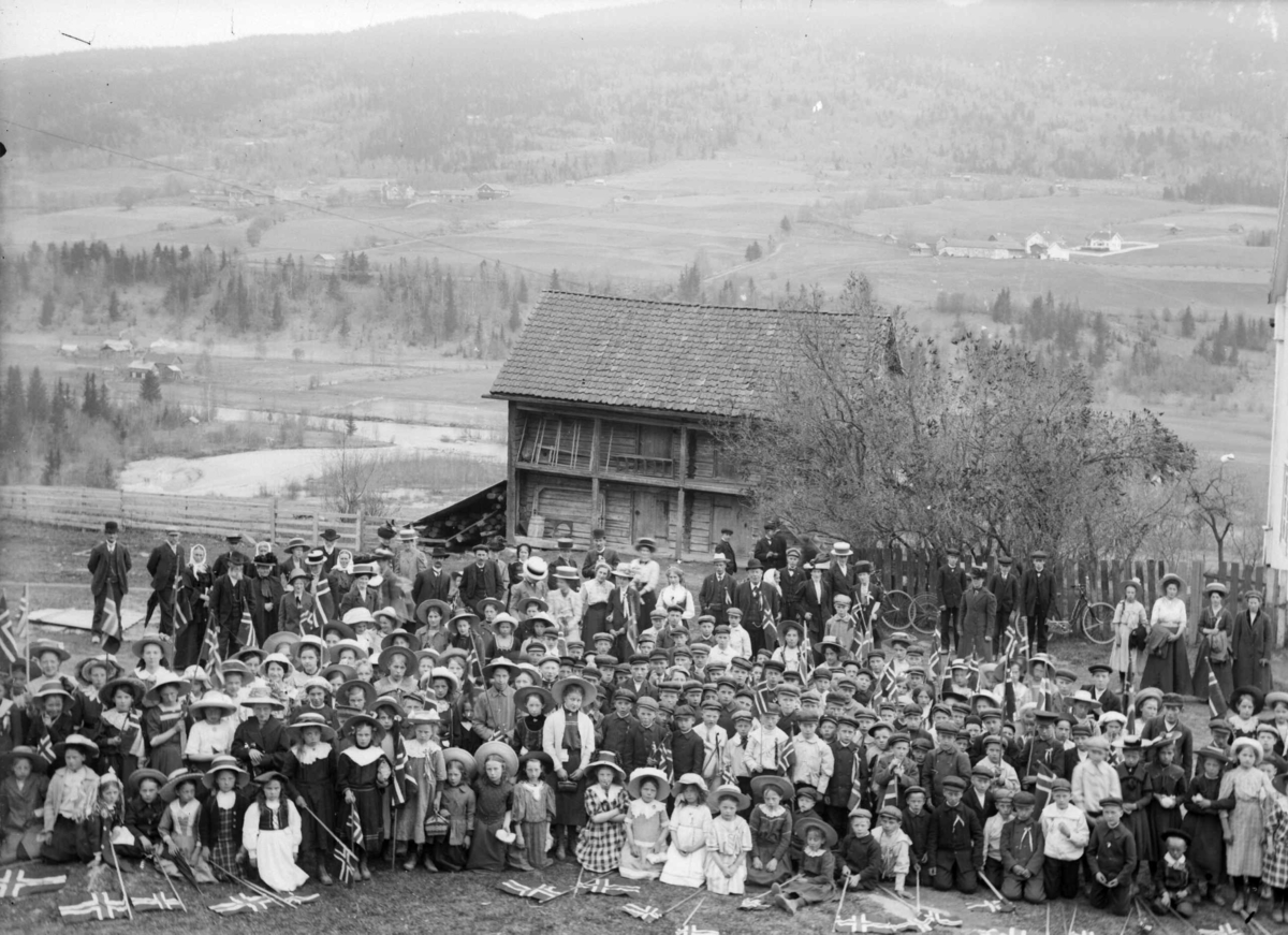 Fåberg, 17. mai 1912 fra Gaustum mot Veum på den andre siden. Gausa nederst og husene helt nede ved elva er Hølen.