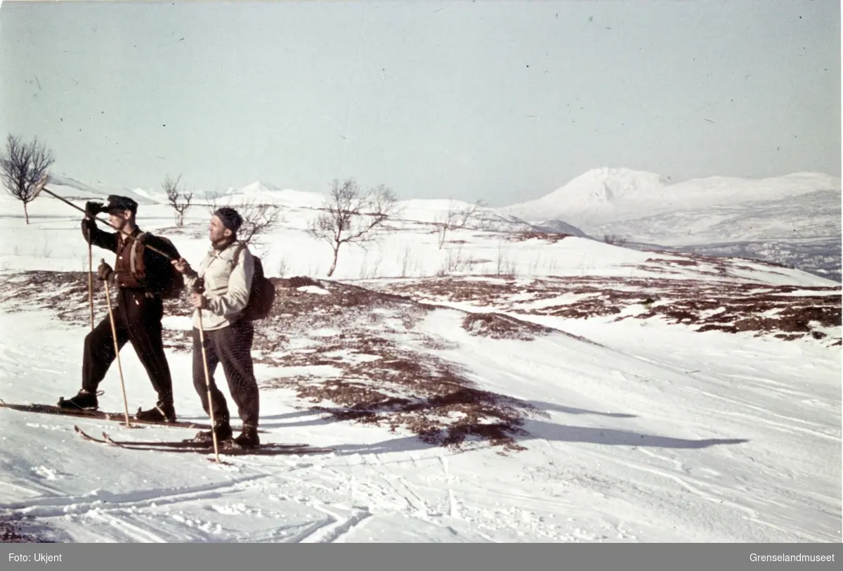 Soldater på ski i fjellområde vinterstid. 