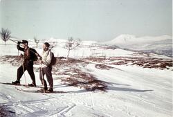 Soldater på ski i fjellområde vinterstid.