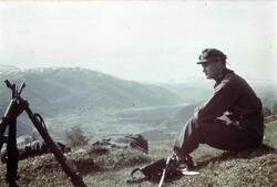 En soldat sitter og nyter utsikten i Saltdalen.