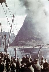 Soldater på et skip et område med bratte fjellformasjoner.