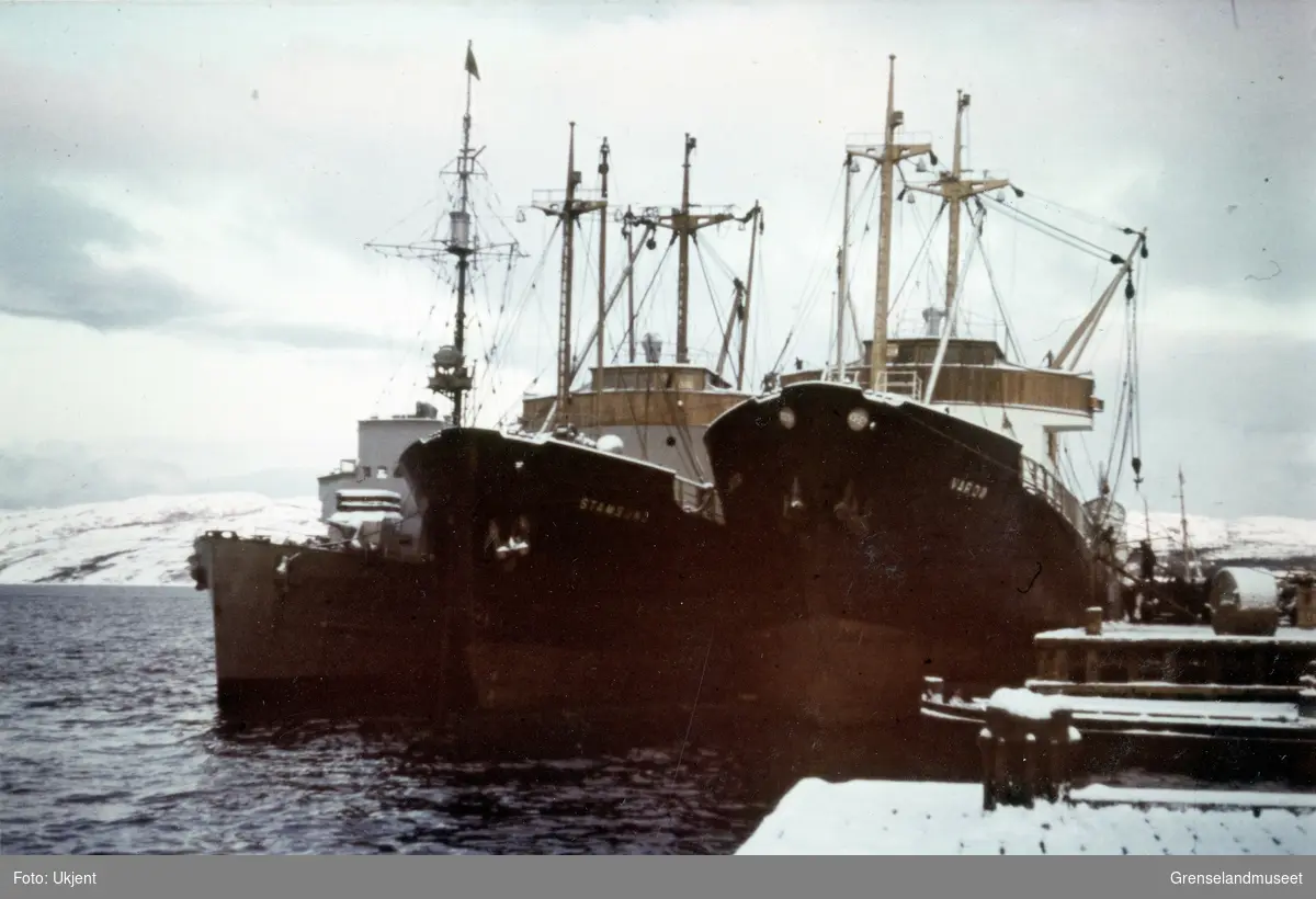 Tre skip ligger til kai i Kirkenes. Fra venstre: M-Schiff, D/S Stamsund fra Stokmarknes (VDS) og D/S Vardø av Stokmarknes (VDS). D/S Vardø ble senket ble senket 26.05 1942 ved Petsamo. 