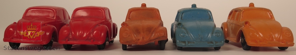 Samling av fem modellbiler. Hovedfargene består av oransje, rød og blå. Alle bilene er laget av lett bøyelig plast.