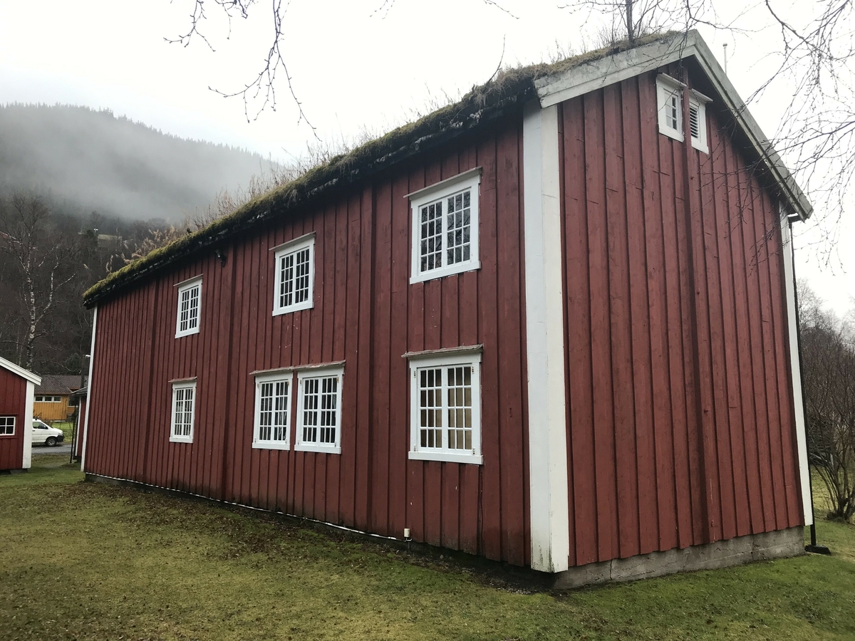 Rynesstua, bygd i 1760 er tidligere hovedhus på gården Rynes, Vefsn. På 17- og 1800-tallet var gården bosted for lensmanns- og handelsmannsfamilien Agersborg, som var et sentralt innslag i den vesle overklassen som fantes i Vefsn på denne tiden.(K.Jakobsen, Årbok 1989, s 33) 
Familien hadde tilknytning til Petter Dass gjennom giftemål mellom disse familier på 1700-tallet. Huset bærer preg av storhetstiden, men etter at handelsstedet gikk konkurs i 1881 mistet huset etter hvert sin tidligere glans. Huset ble gitt til museet av Norske Statsbaner i 1937 da bygningen skal ha stått i veien for jernbanelinjen som ble utbygd på denne tiden. Bygningen ble flyttet inn til Mosjøen og satt opp på bygdetunet i 1939, men arbeidet ble først gjort ferdig etter krigen.
Bygningens første og delvis annen etasje er mer eller mindre er tilbakeført til sin storhetstid, med mye original fast inventar. Utvendig fasade er en blanding av det som var når bygningen ble flyttet og kopier av opprinnelige/tidligere elementer. 
