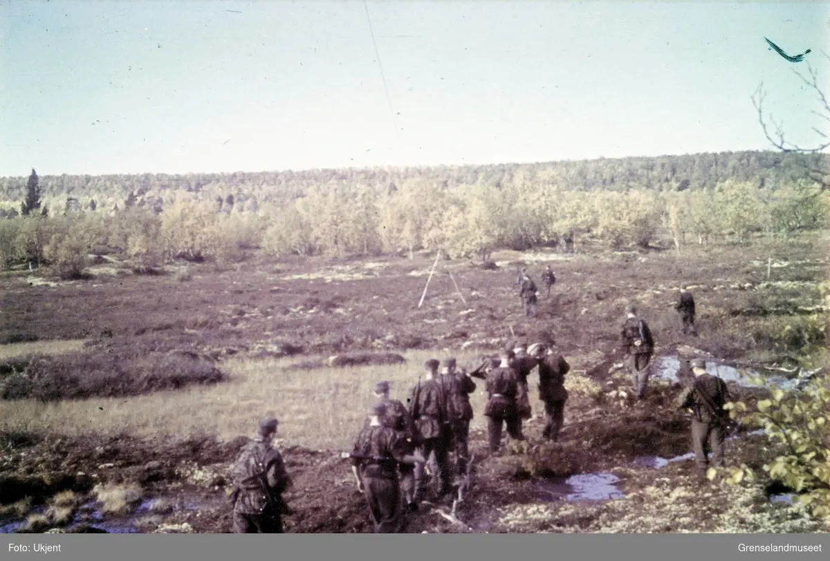 Soldater på marsj i et myrområde ved østfronten. 