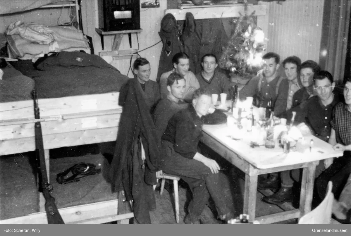 Julaften feires i en soldatbrakke ved Bjørnevatn skole, 1940.  