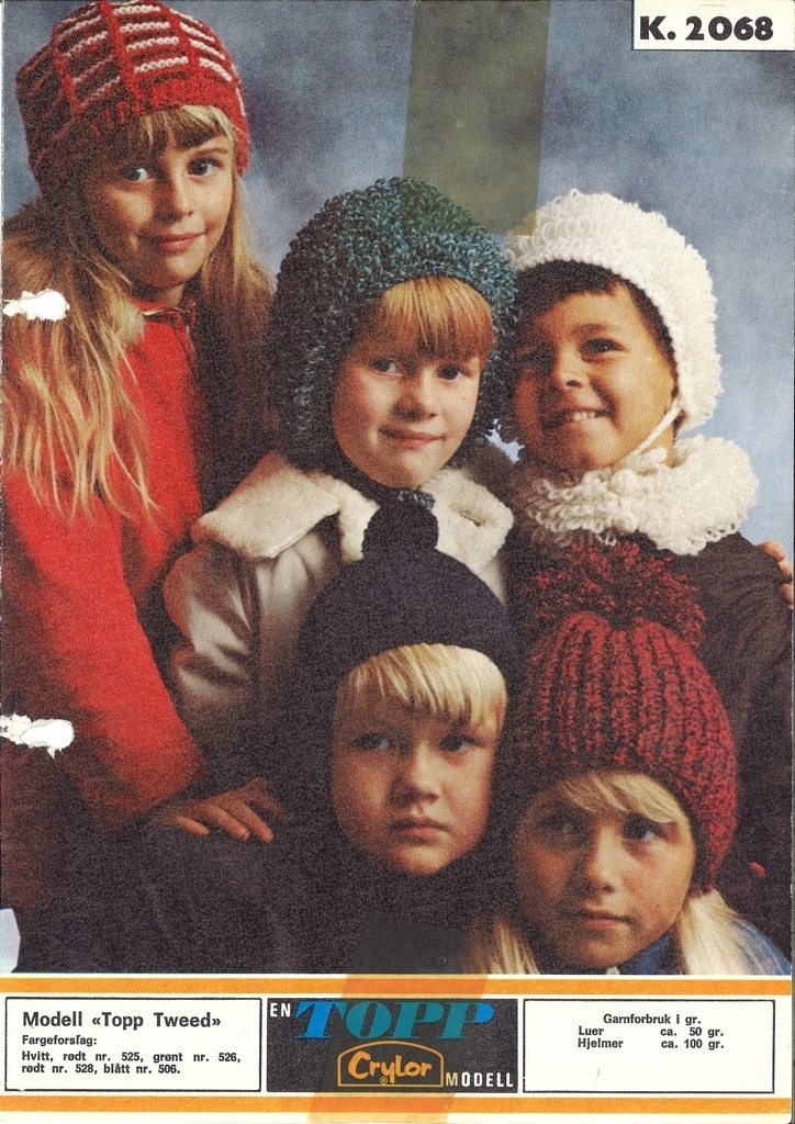 Fem barn med forskjellige strikkete luer