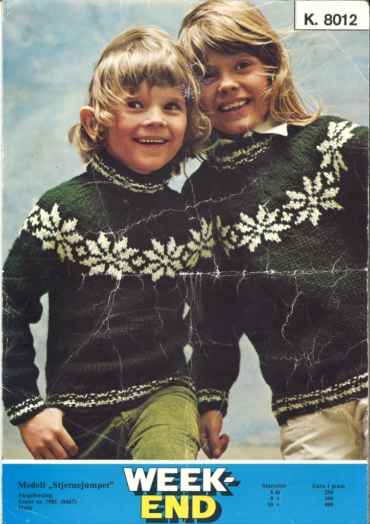 En gutt og en jente med grunne strikkete gensere med åttetallsroser