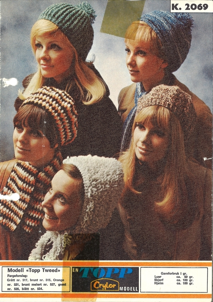 Fem damer i strikkete luer