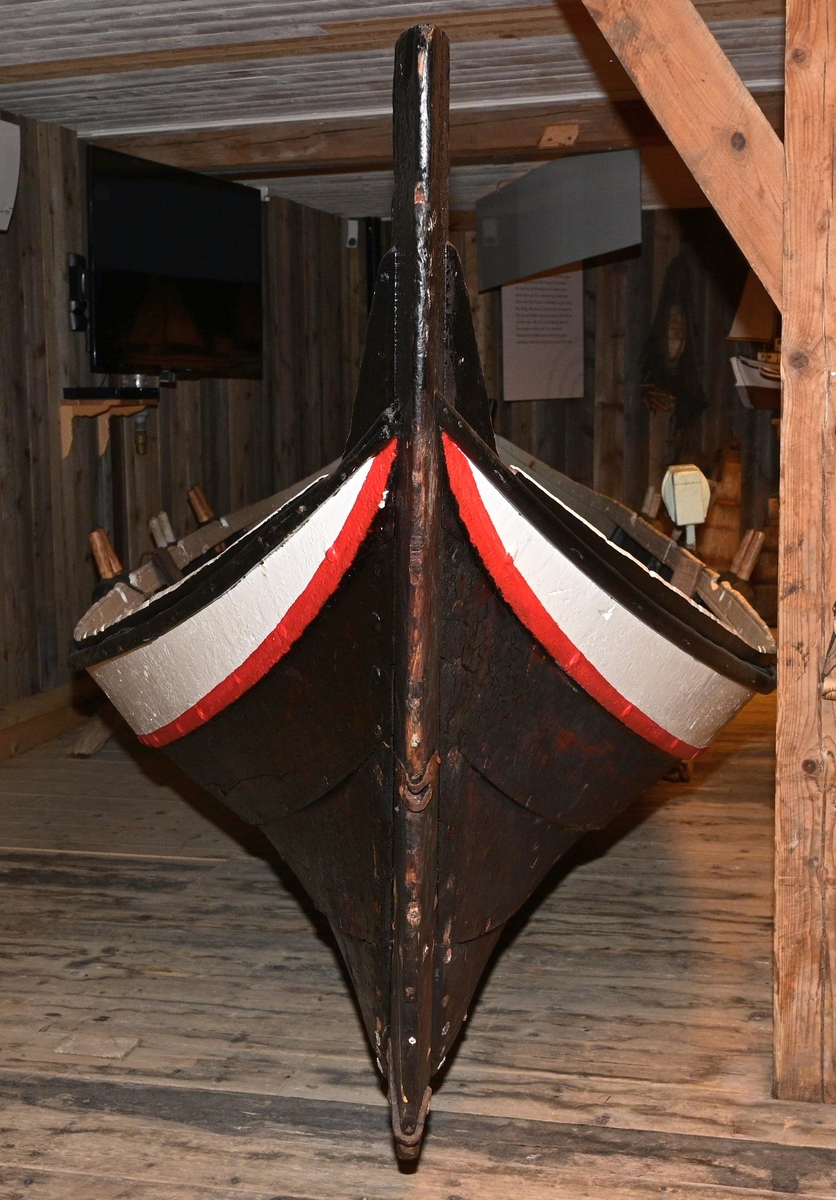 Båten er en klinkbygd treroing med 5 bordganger, som har 3 årepar.