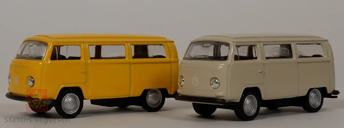 Miniatyrmodeller av Volkswagen Transporter Type 2. To stykker 1972 modeller, en i fargen gul og en i fargen beige. Bilene er laget hovedsakelig i metall med plastunderstell og detaljer. Skala 1:60.