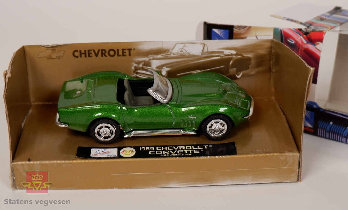 Modellbil, grønn 1969 modell Chevrolet Corvette. Bilen er innpakket i originalemballasje og er uåpnet. Skala 1:43.