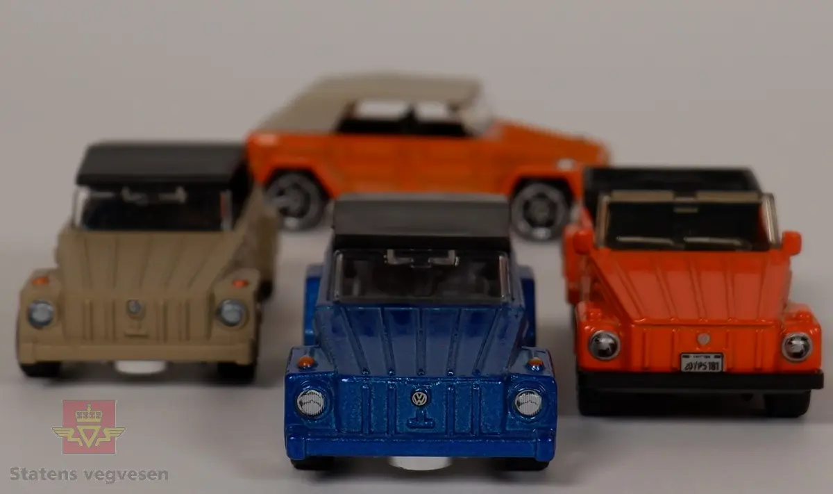 Miniatyrmodeller av Volkswagen Type 181. Fire biler med hovedfargene gul, beige og oransje. Bilene er laget hovedsakelig i metall med plastunderstell og detaljer. Skala 1:59.