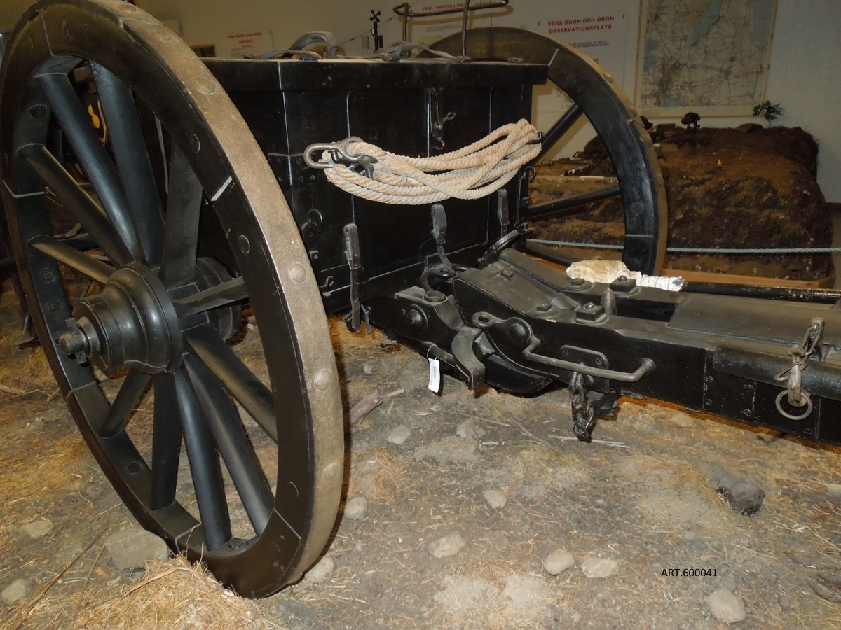 Föreställare var nödvändig för att kunna spänna för hästarna (normalt sex) som skulle dra kanoner. Dessutom kunde man på denna sätta en kista för tillbehör och några kulor att ha nära till hands. Denna kist-typ kom till på 1700-talet.

Denna lavett av Wredes framtagna typ användes och ärvdes från system 1831 till system 1863 d v s från 6-pundig kanon m/1832 och till 8 cm kanon m/1863 (2” 58), lavett m/31-63. 
Avsett för 6-spann.

En enkel kista har också plats för 2-3 åkande.