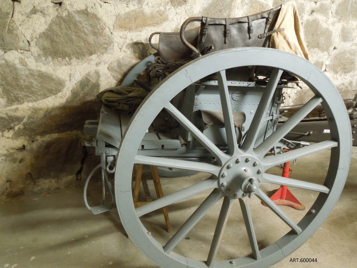 Föreställare var nödvändig för att kunna spänna för hästarna (normalt sex) som skulle dra kanoner. Dessutom kunde man på denna sätta en kista för tillbehör och några granater att ha nära till hands. Denna kisttyp kom till på 1700-talet.
Här visas en föreställare m/1881 för 8,4 cm kanon m/1881 och som användes senare för  tilläggs-köpet  av 8,4 cm kanon m/1894. Enbart typen av mekanism skiljde dessa båda kanoner åt.
Föreställaren är helt i original.Hjulen är naturligtvis renoverade flera gånger. Det motsvarar ju nya däck/hjul på en bil. 
På bilden ser man lavettsvansen från kanonen för dragning upphängd på den uppstickande ”bröstnageln”. Dessutom finns en halvcirkel- och skålformad anordning som gör att kanonen lättare kan hänga med i tvära svängar.
”Kistan” är här försedd med en baksida som består av en praktisk öppningsbar lucka. Där inne finns bland annat ett antal specialfack som vardera passar för en granat.
Sittplatserna för personal är försedd med ryggstöd och plats för tillbehör.