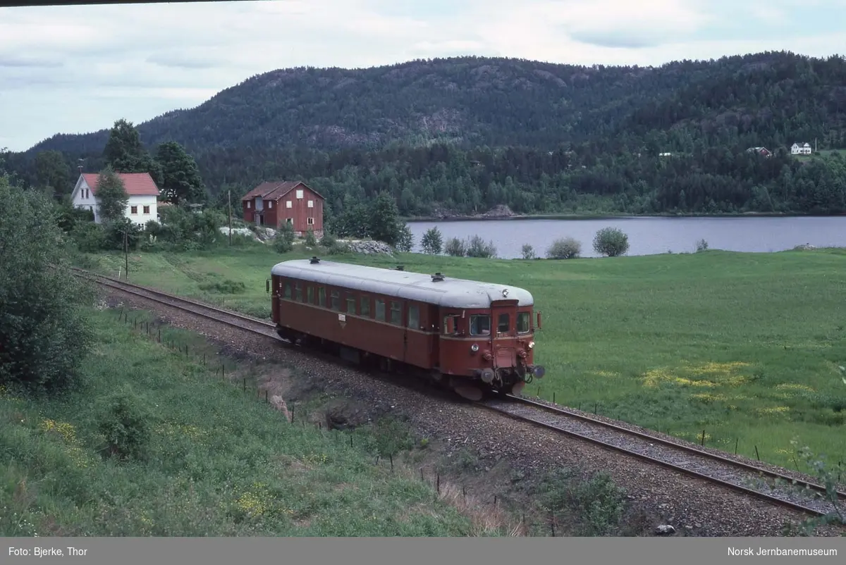 Motorvogn BM 86.14 i persontog 2556 fra Kragerø i nærheten av Neslandsvatn stasjon