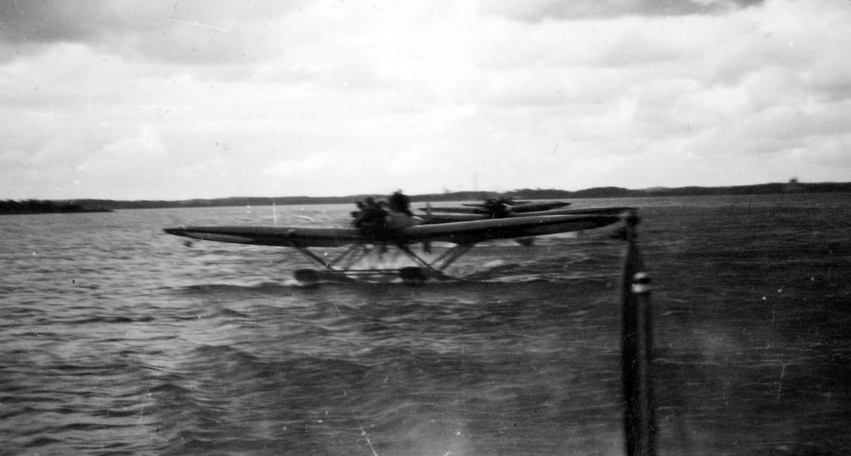 Indragning av fyra flygplan S 5 på vatten. Fotograferat från ett flygplan på vatten. 1930-tal.