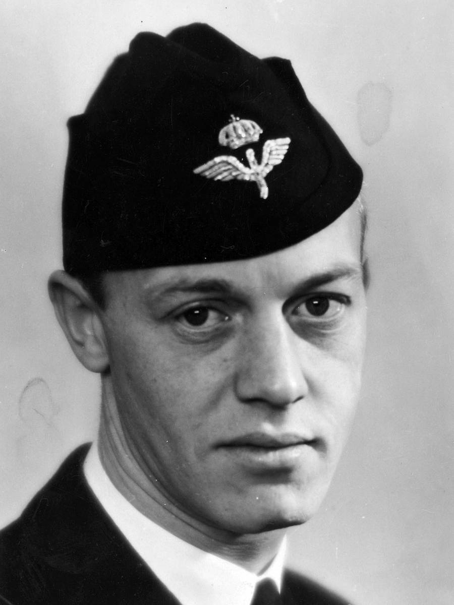 Porträttfotografi av militäre flygaren Verner Tornberg. 1930-tal.