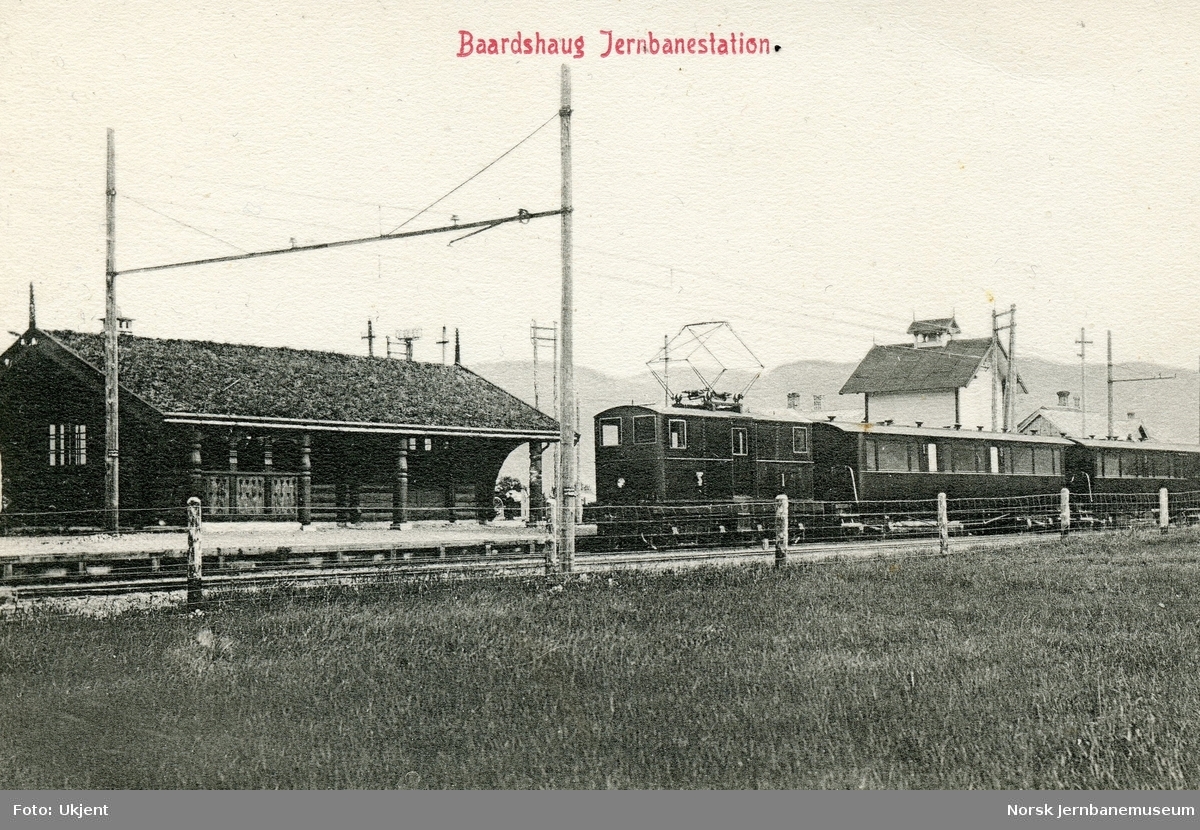 Elektrisk lokomotiv nr. 1 med persontog på Bårdshaug stasjon