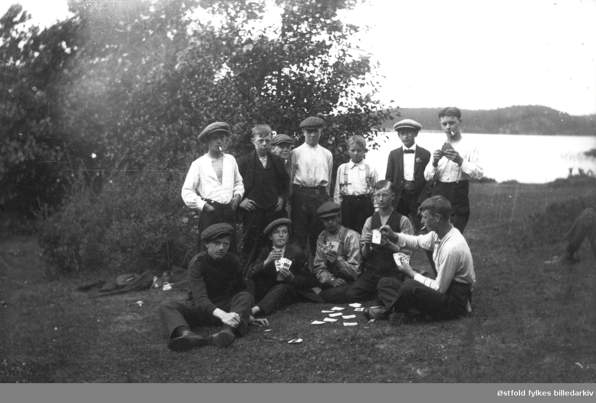 Guttegjeng spiller kort ved Tunevannet ca. 1908-10.