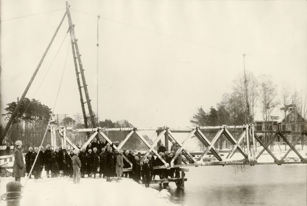 Text i fotoalbum: "I Karlsborg igen. Vid byggnaden av kanalbron byggde bockarna en ersättningsbro".