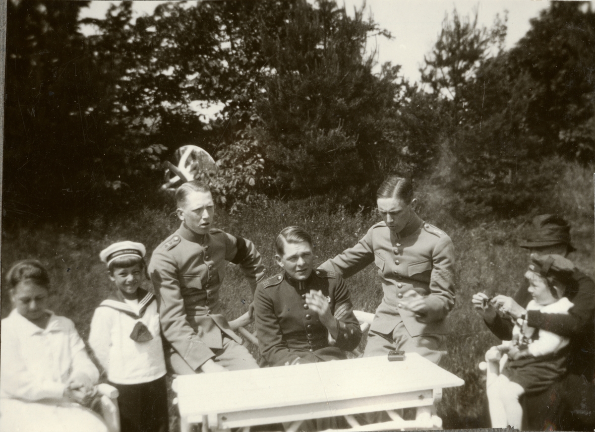 Text i fotoalbum: "Krigsskolan 10 okt 1926 - 31 dec 1927. Midsommarledigheten tillbragtes hos Pix i Falsterbo".
