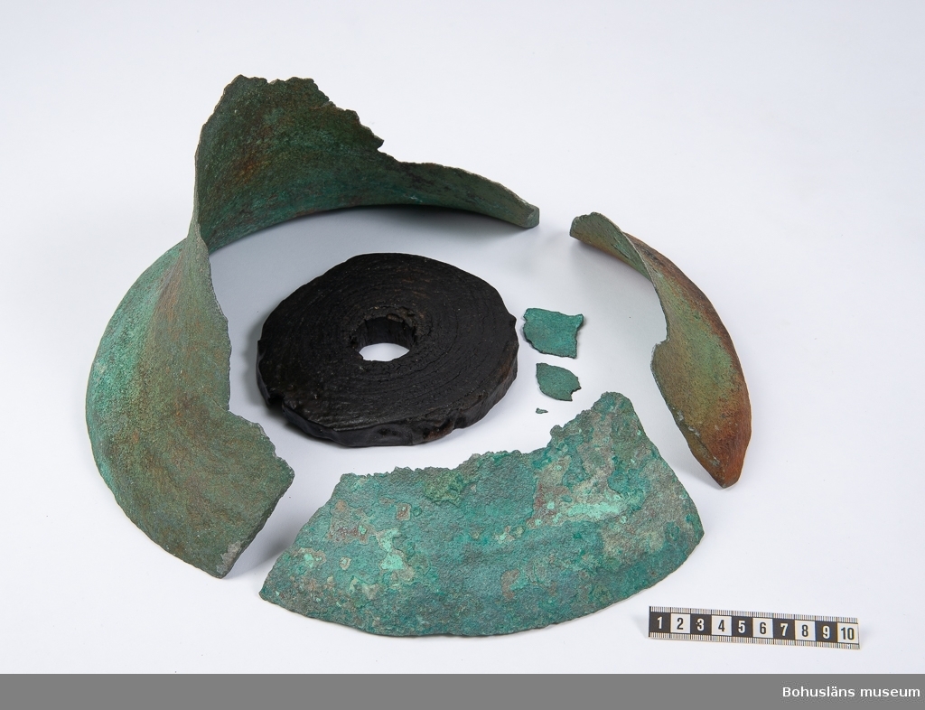 Skeppsklocka av brons med tillhörande blockskiva av trä. Klockan består avi fem delar, endast fragmentariskt bevarad.

Landskap: Bohuslän
