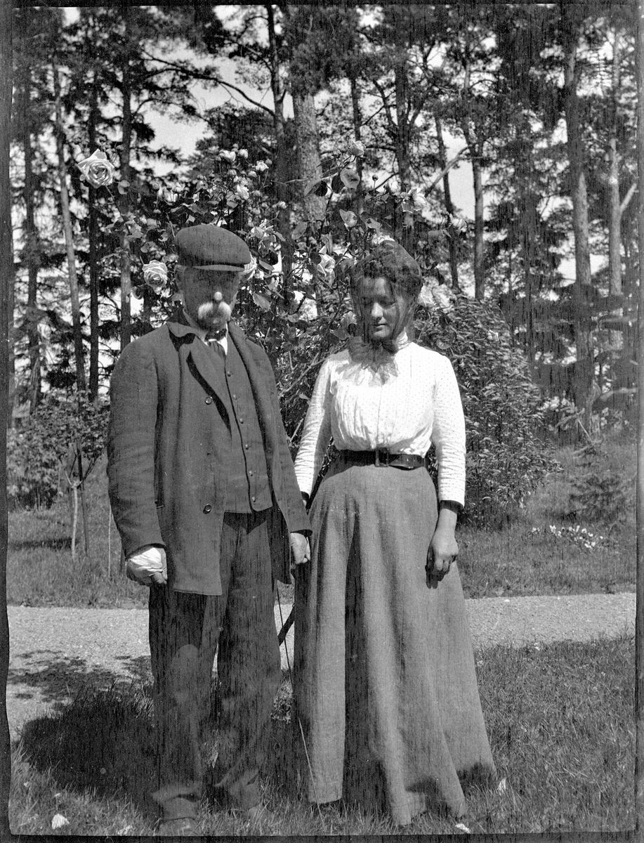 Portrett av ekteparet Croft. Croft, Maja (Kathinka Marie), f. Løken (1874-1960) gift i Bamble i 1909 med den velstående engelske ingeniøren og forretningsmannen Fredrik (Fred) Croft (1848-1934) Fotografiet er tatt i 1911 av fotograf Mons Fuhr.