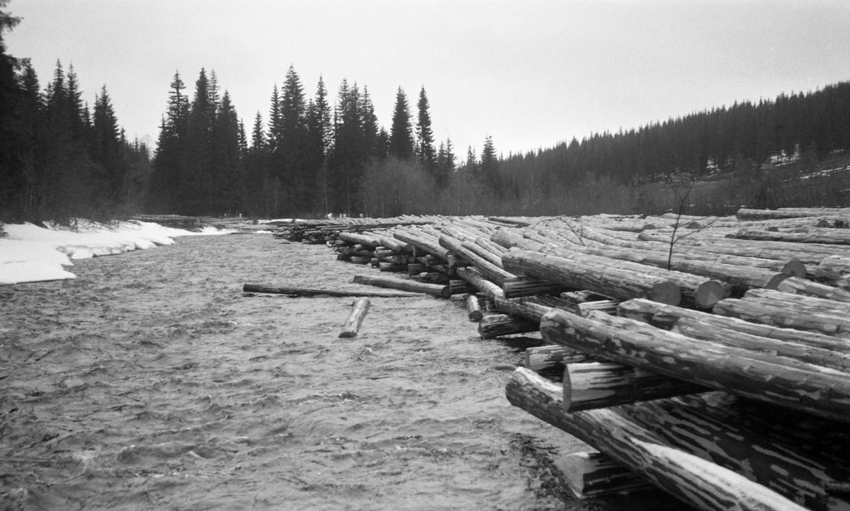 Tømmertillegging nedenfor Rindflatdammen. Rinda, Lillehammer, Oppland.