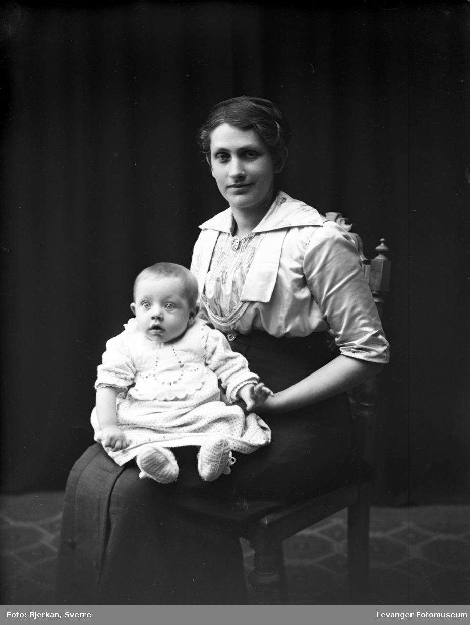Portrett av kvinne med barn
