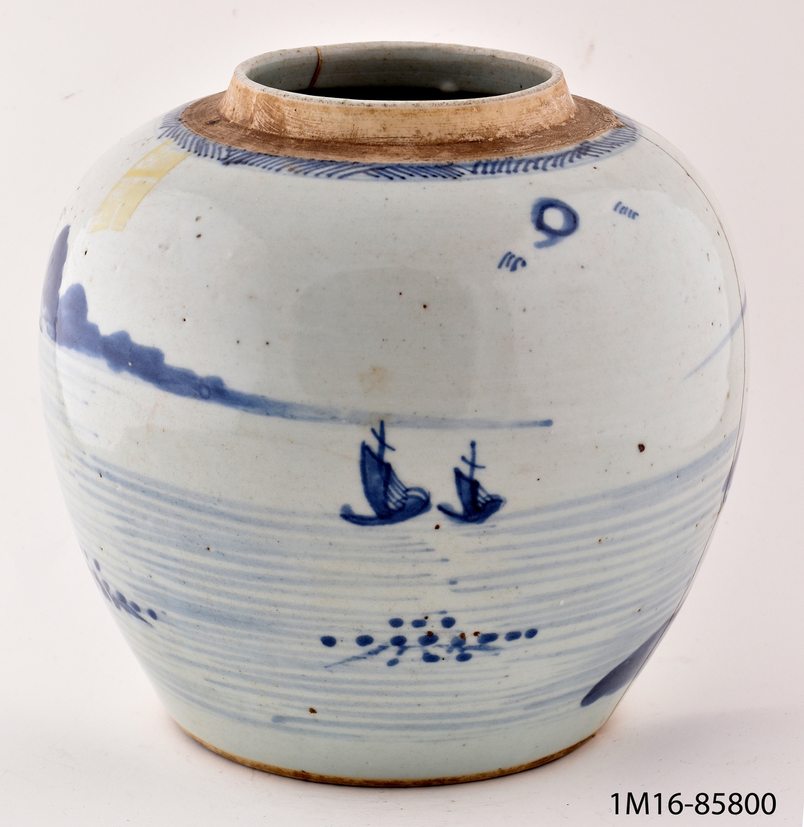 Urna med lock, rund, av kinesiskt porslin. Dekorerad i blått med pagodlandskap. Lagad.