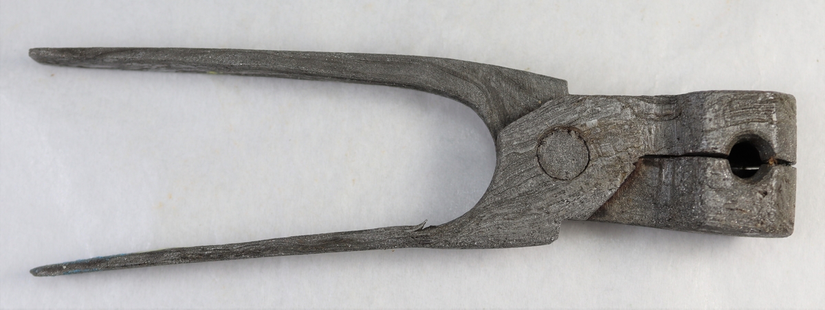 Form: Kule.

1 kuleform av jern.

Støypeform av alm. type. Kulens diameter 1 cm.
Kjøpt av Ole M. Pladsen, Amble.