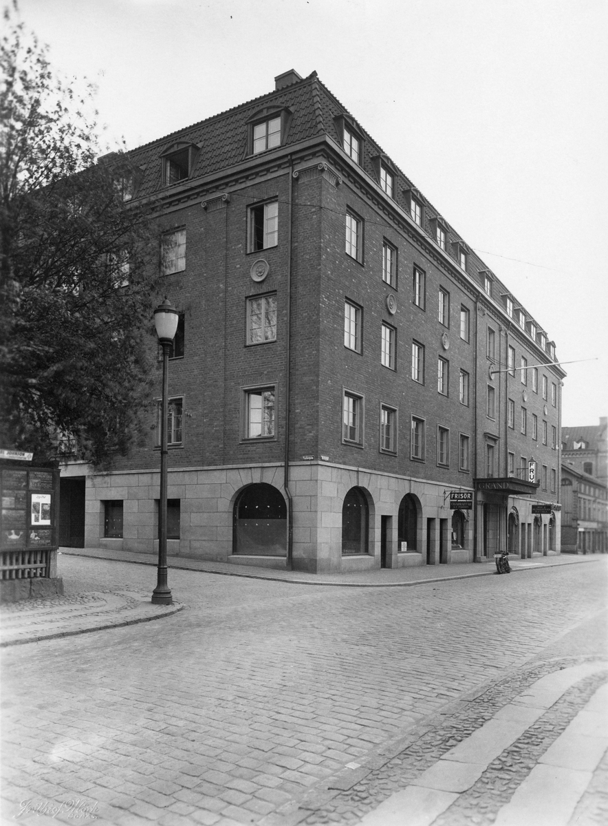Österlånggatan mot söder med Grand-Hotell i kvarteret Apollo t.v. år 1930.