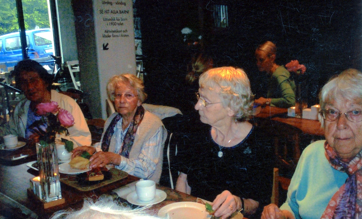 Studieförbundet Vuxenskolans studiecirkel "Göteborg" är på utflykt till en okänd restaurang, 1990-tal. Från vänster: 1. Okänd kvinna, 2. Maj-Britt Björkman, 3. Maj-Britt Larsson samt 4. Eivor Bjerrhede.