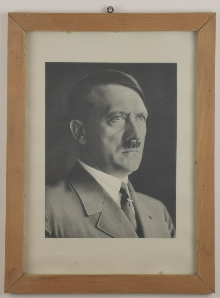 Innrammet portrettbilde av Adolf Hitler.
